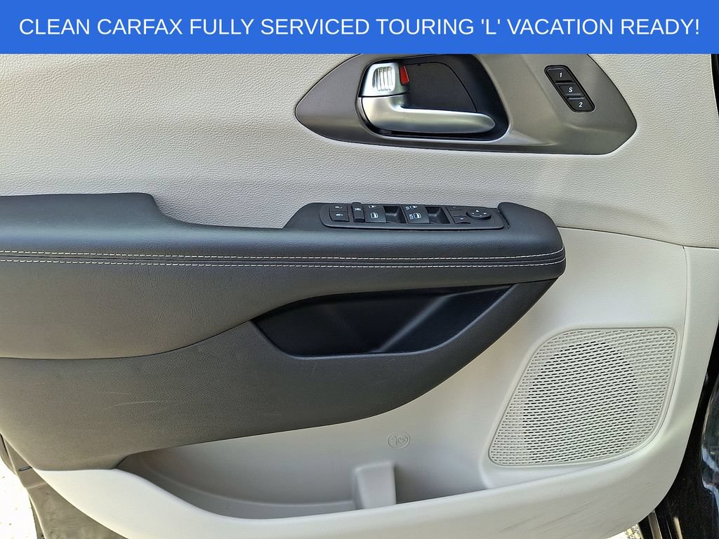 Used 2023 Chrysler Pacifica Touring-L FWD image 13
