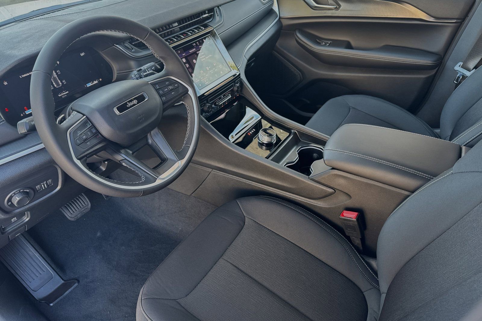 Used 2025 Jeep Grand Cherokee Laredo X image 9