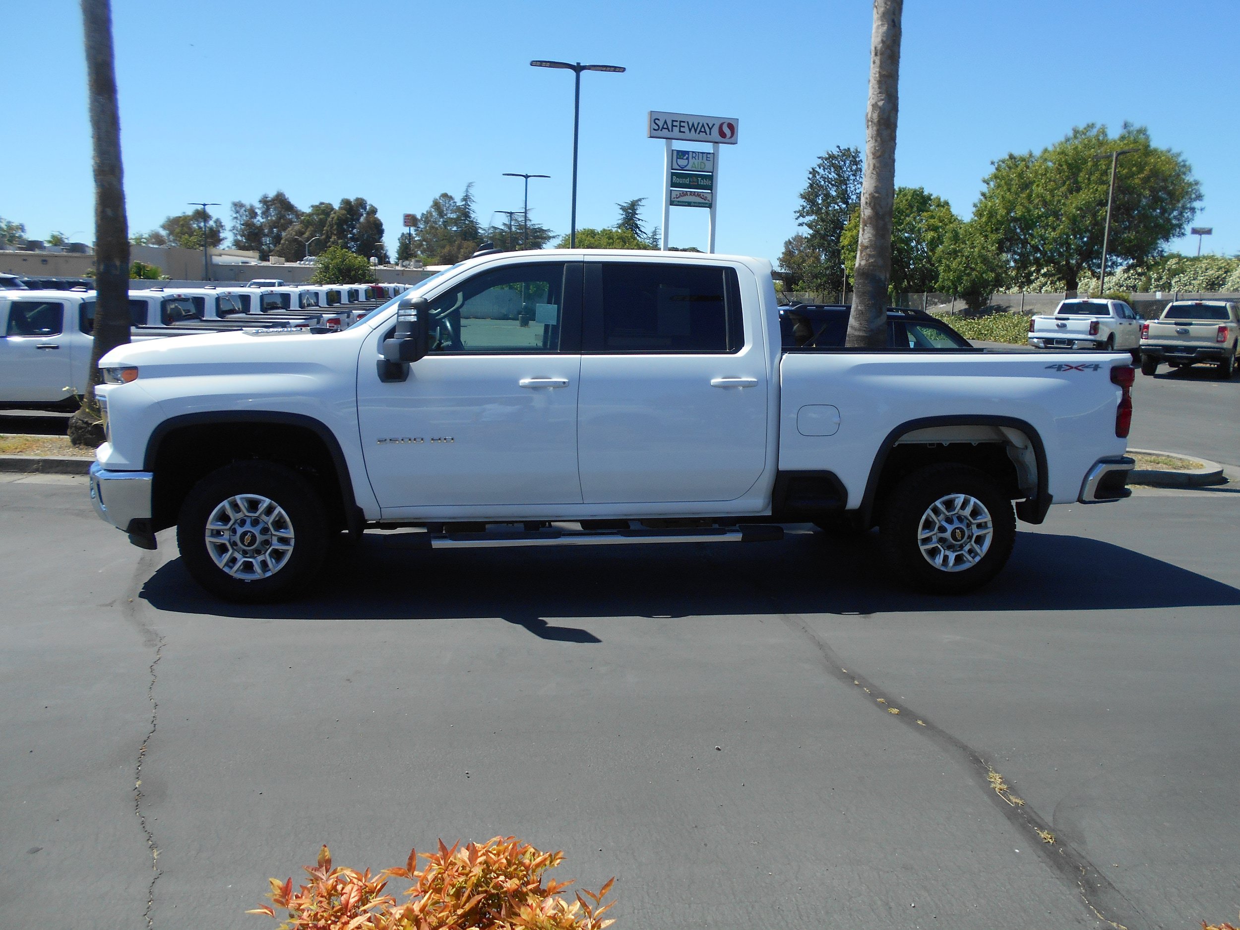 Used 2024 Chevrolet Silverado 2500 LT AWD/4WD image 4