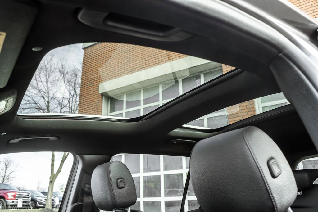 Used 2022 Mercedes-Benz GLB 250 4MATIC w/ Premium Package Lite image 10