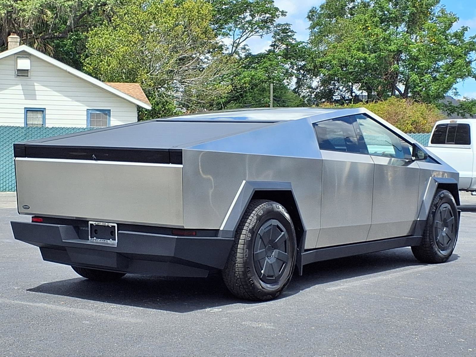 Used 2025 Tesla Cybertruck AWD Crew Cab image 31