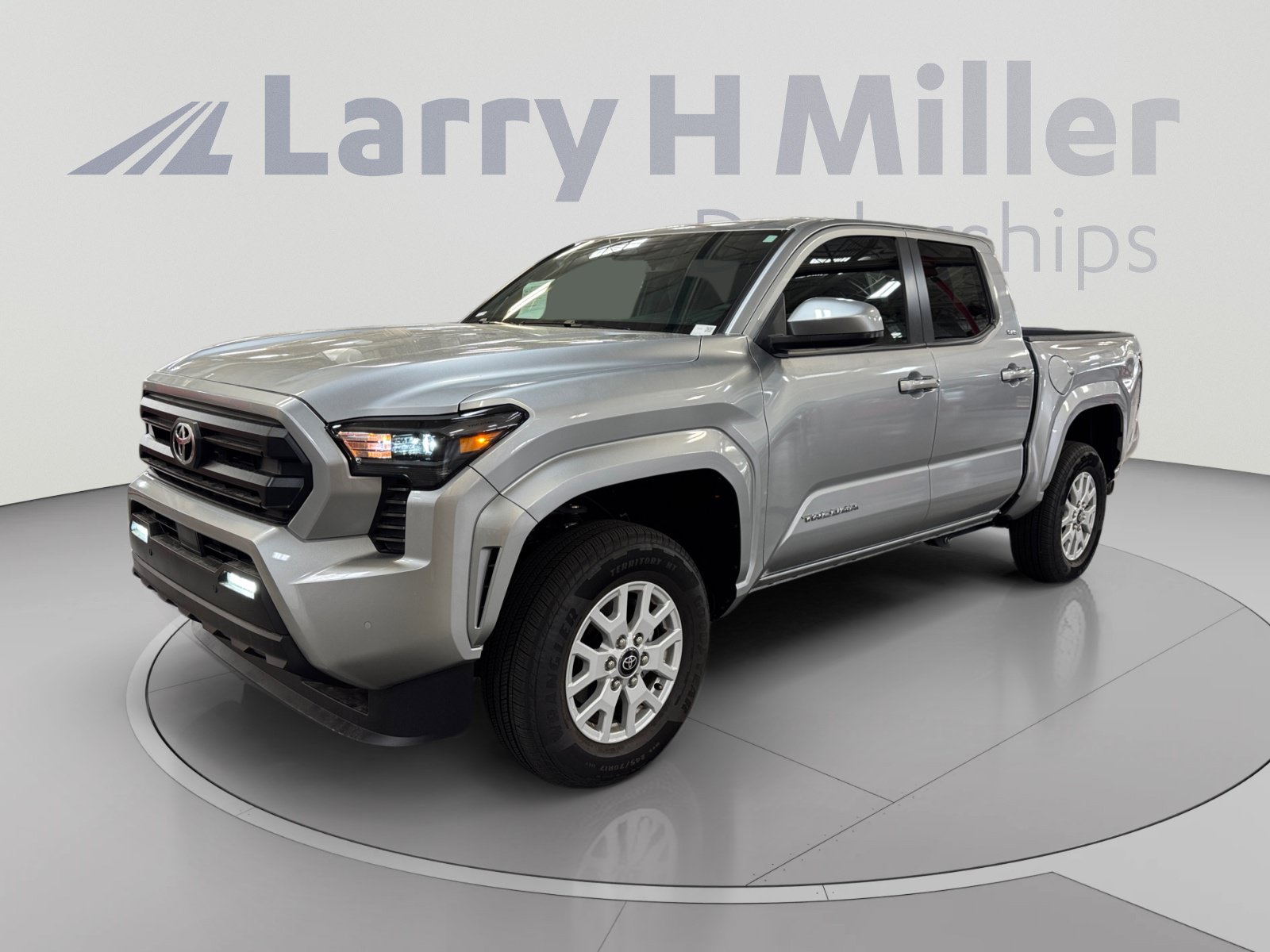 Certified 2025 Toyota Tacoma SR5 AWD/4WD image 1