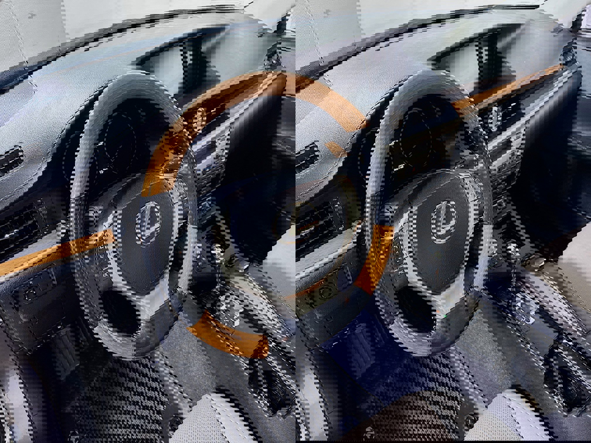 Used 2014 Lexus ES 300h w/ Premium Package w/Bamboo Trim FWD image 13