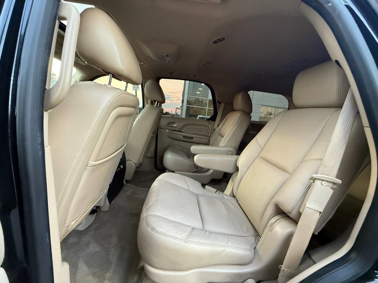 Used 2012 Cadillac Escalade Luxury image 24