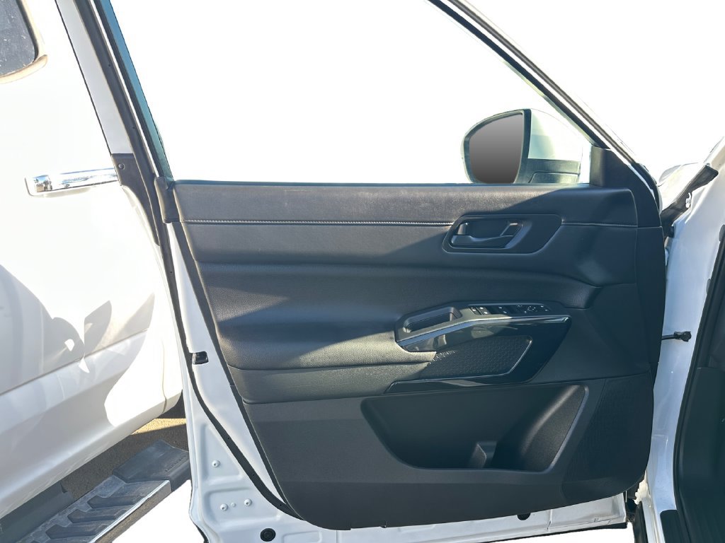 Used 2025 Nissan Pathfinder SV FWD image 23