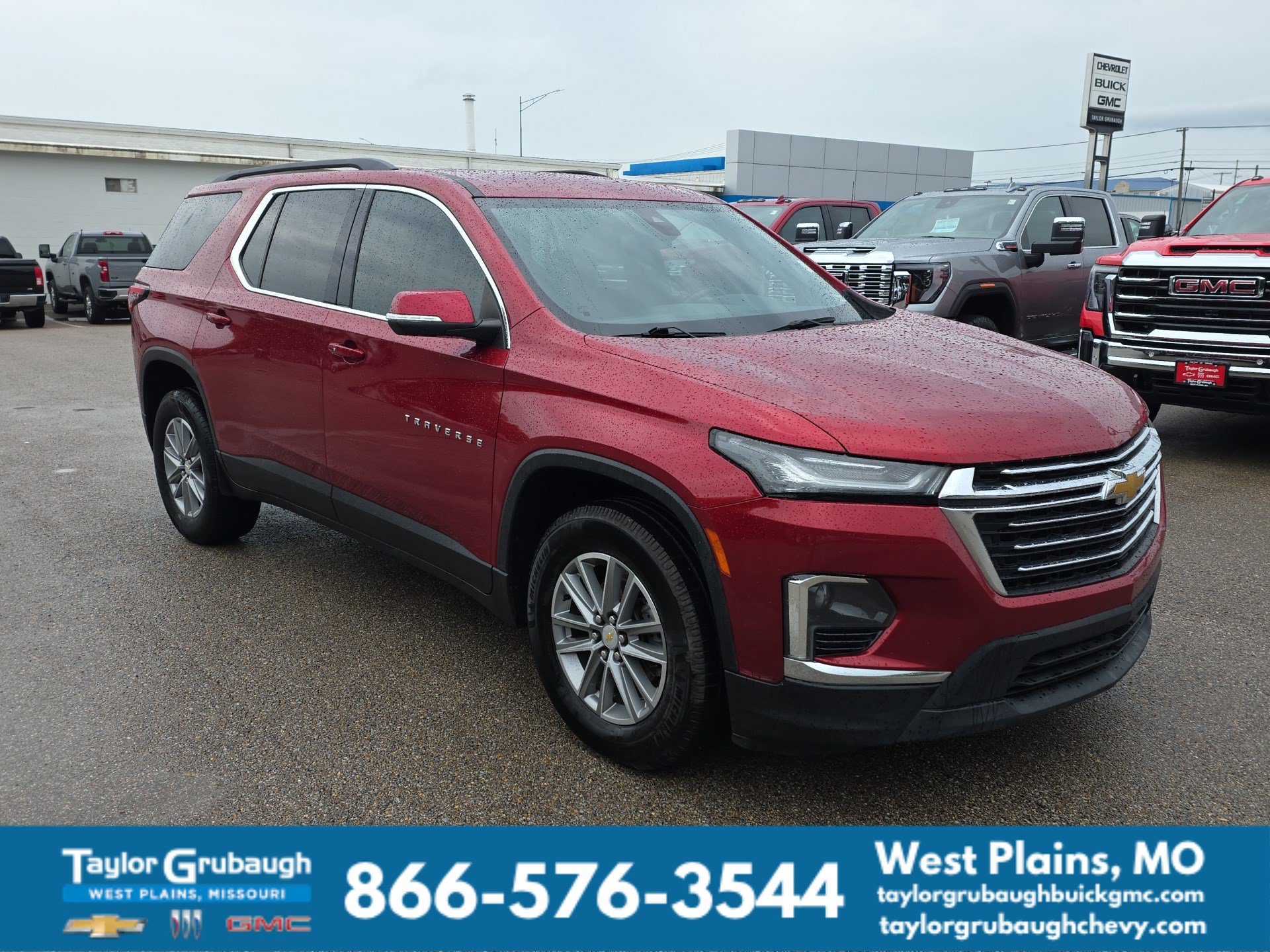 Used 2023 Chevrolet Traverse LT FWD image 2