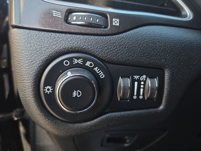 Used 2019 Jeep Cherokee Trailhawk image 18