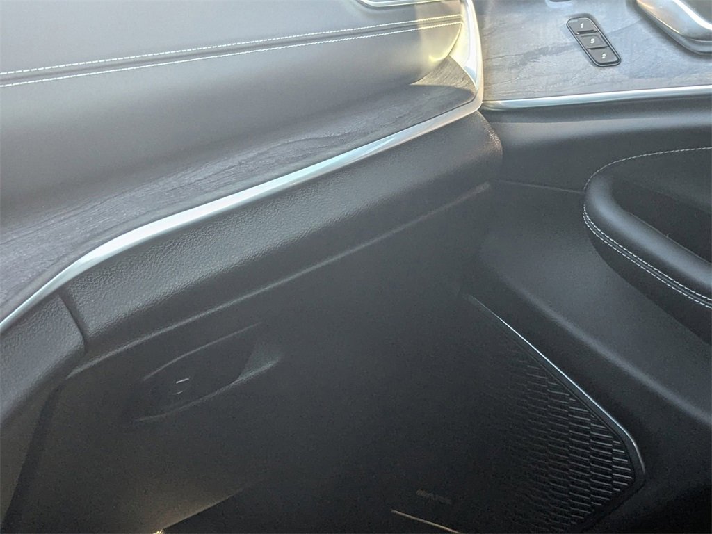 Used 2022 Jeep Grand Cherokee Overland w/ Luxury Tech Group IV image 27