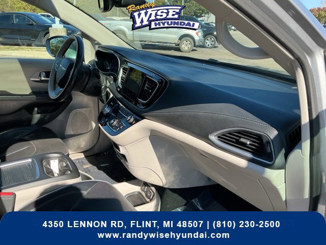 Used 2018 Chrysler Pacifica Limited FWD image 36