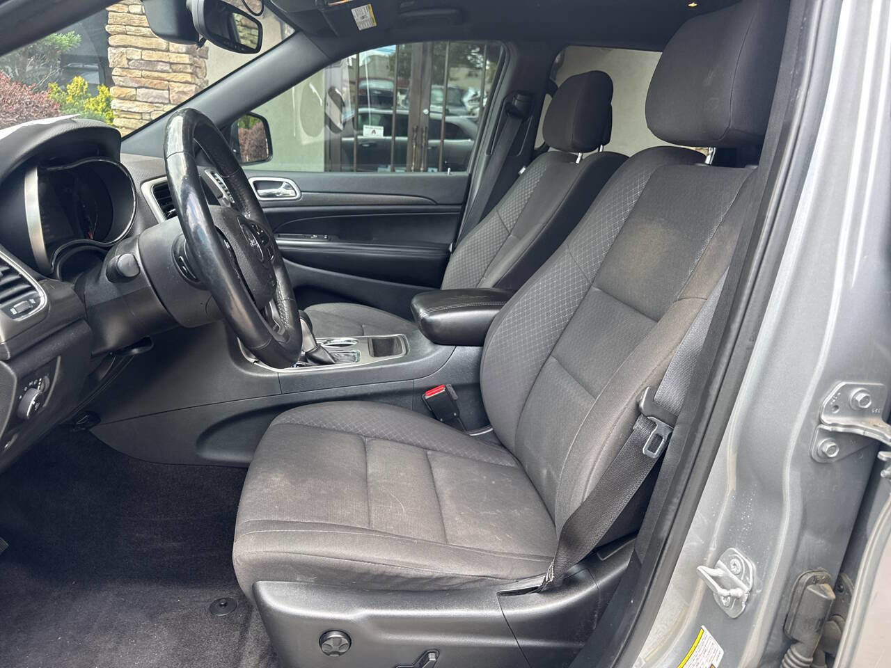 Used 2018 Jeep Grand Cherokee Laredo RWD image 9