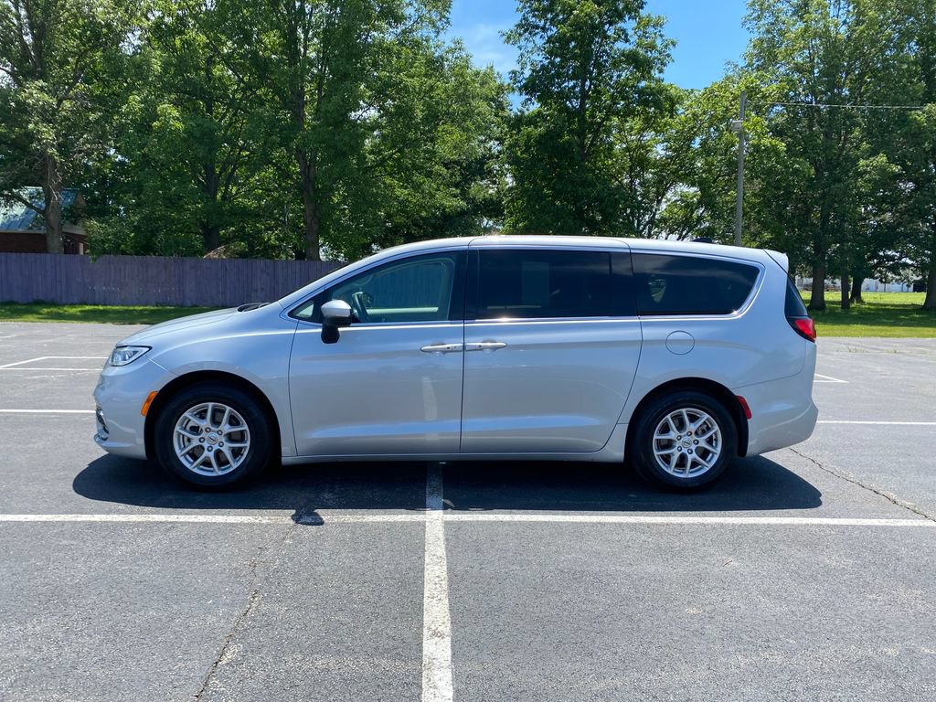 Used 2023 Chrysler Pacifica Touring-L FWD image 4