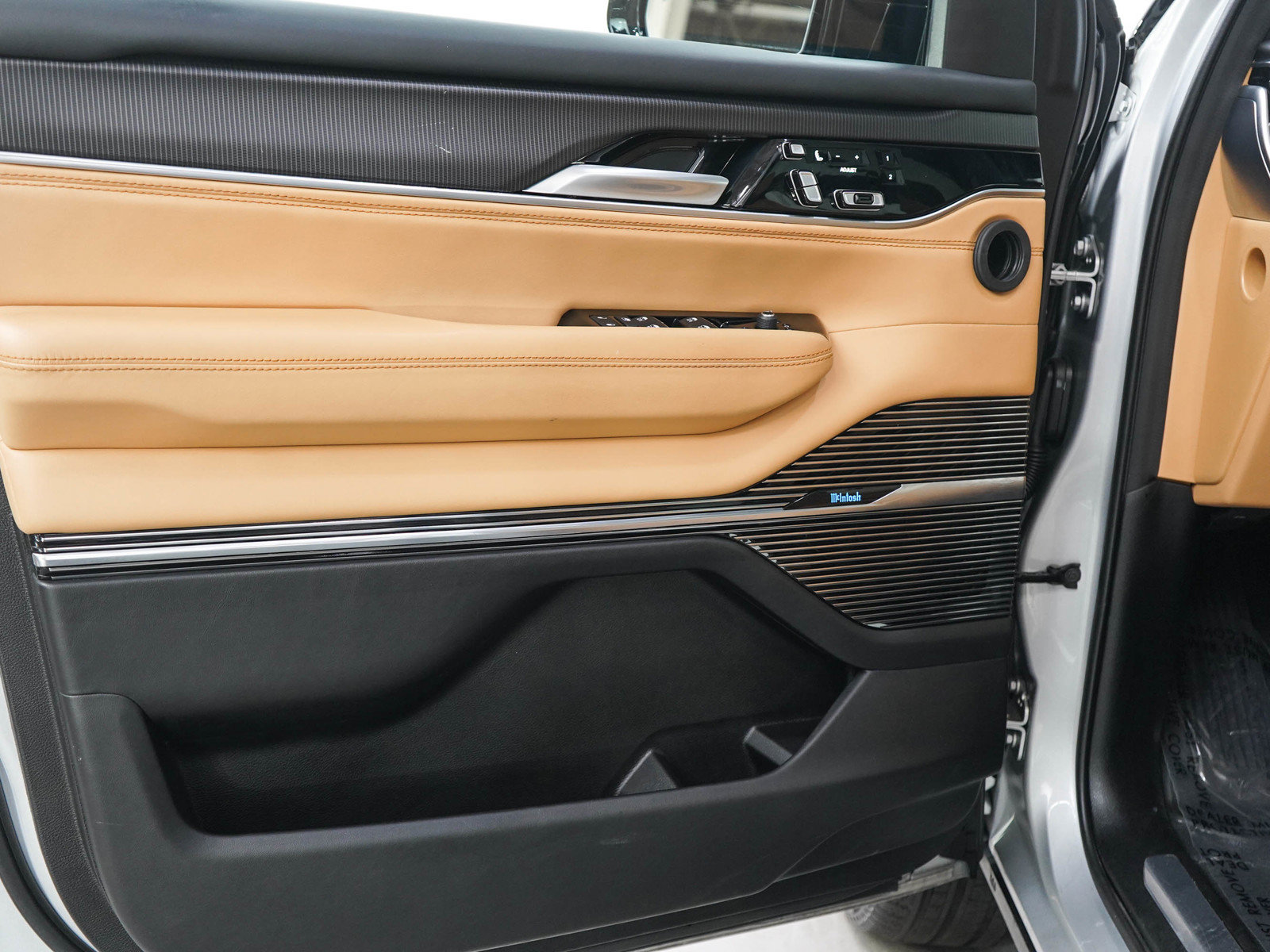 Used 2025 Jeep Grand Wagoneer L Series III w/ Rear Seat Video Group 1 AWD/4WD image 21