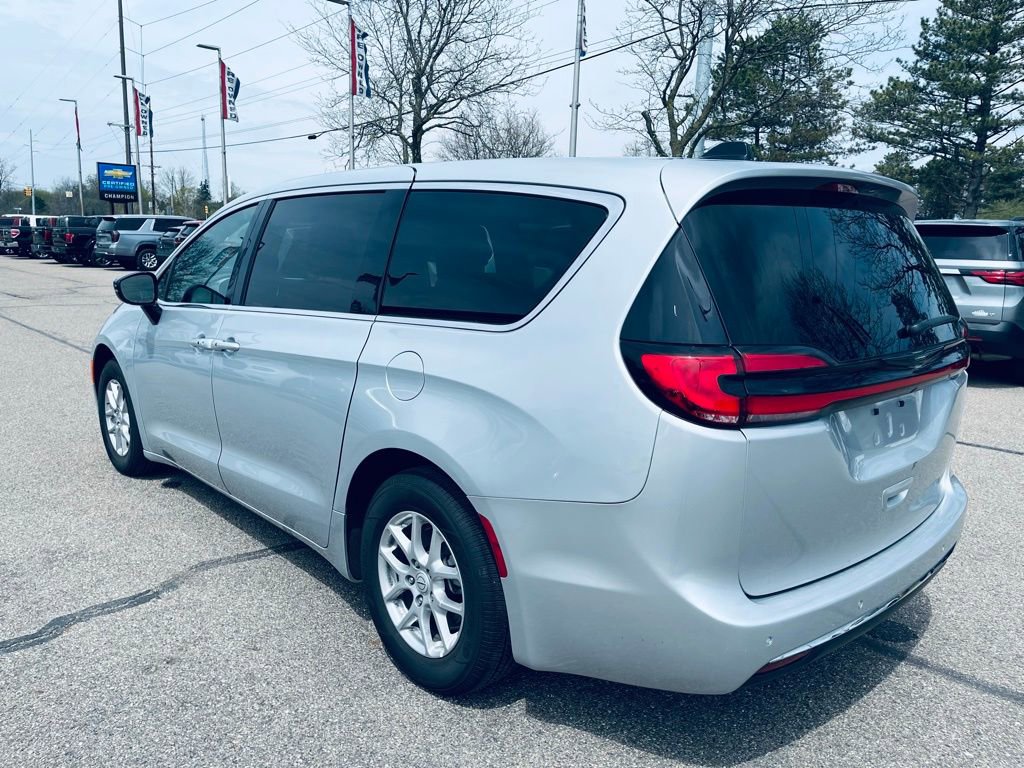 Used 2026 Chrysler Pacifica Select FWD image 3