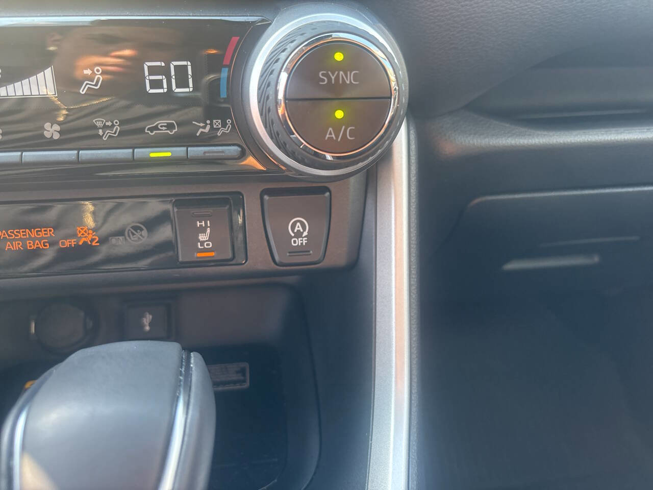 Used 2020 Toyota RAV4 XLE Premium image 29
