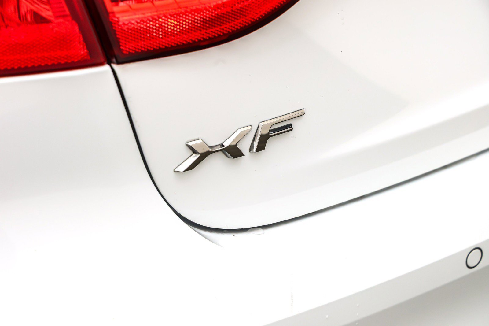 Used 2017 Jaguar XF Premium image 9