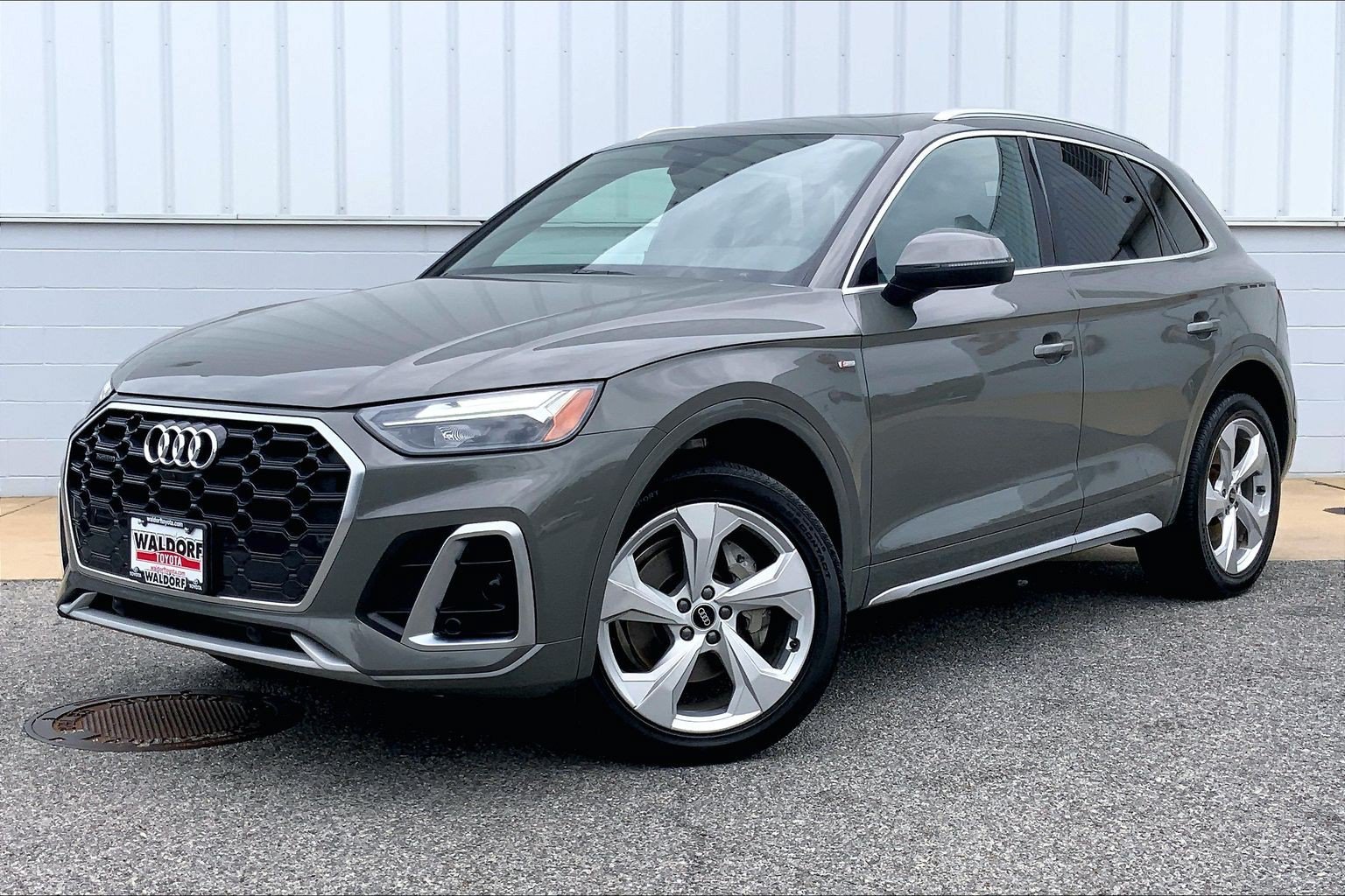 Used 2023 Audi Q5 2.0T Premium Plus w/ Premium Plus Package AWD/4WD image 2