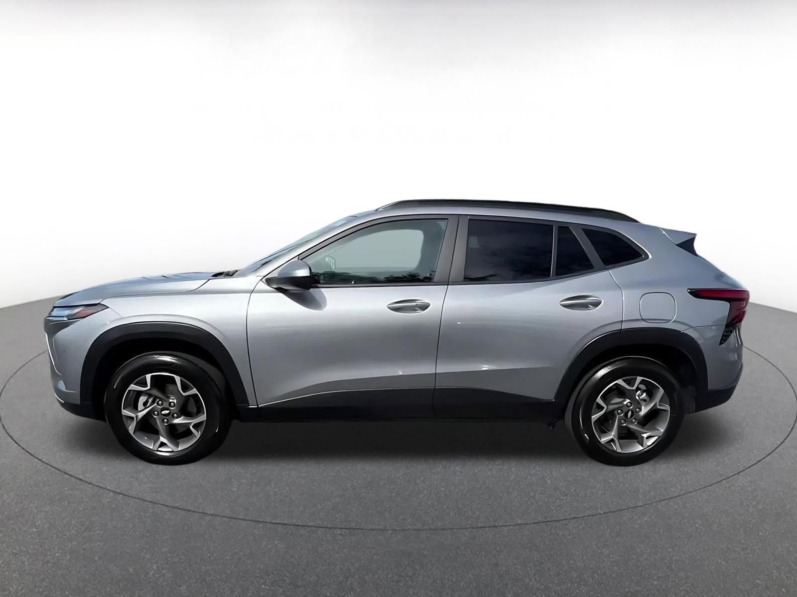 Used 2025 Chevrolet Trax LT w/ LT Convenience Package image 9