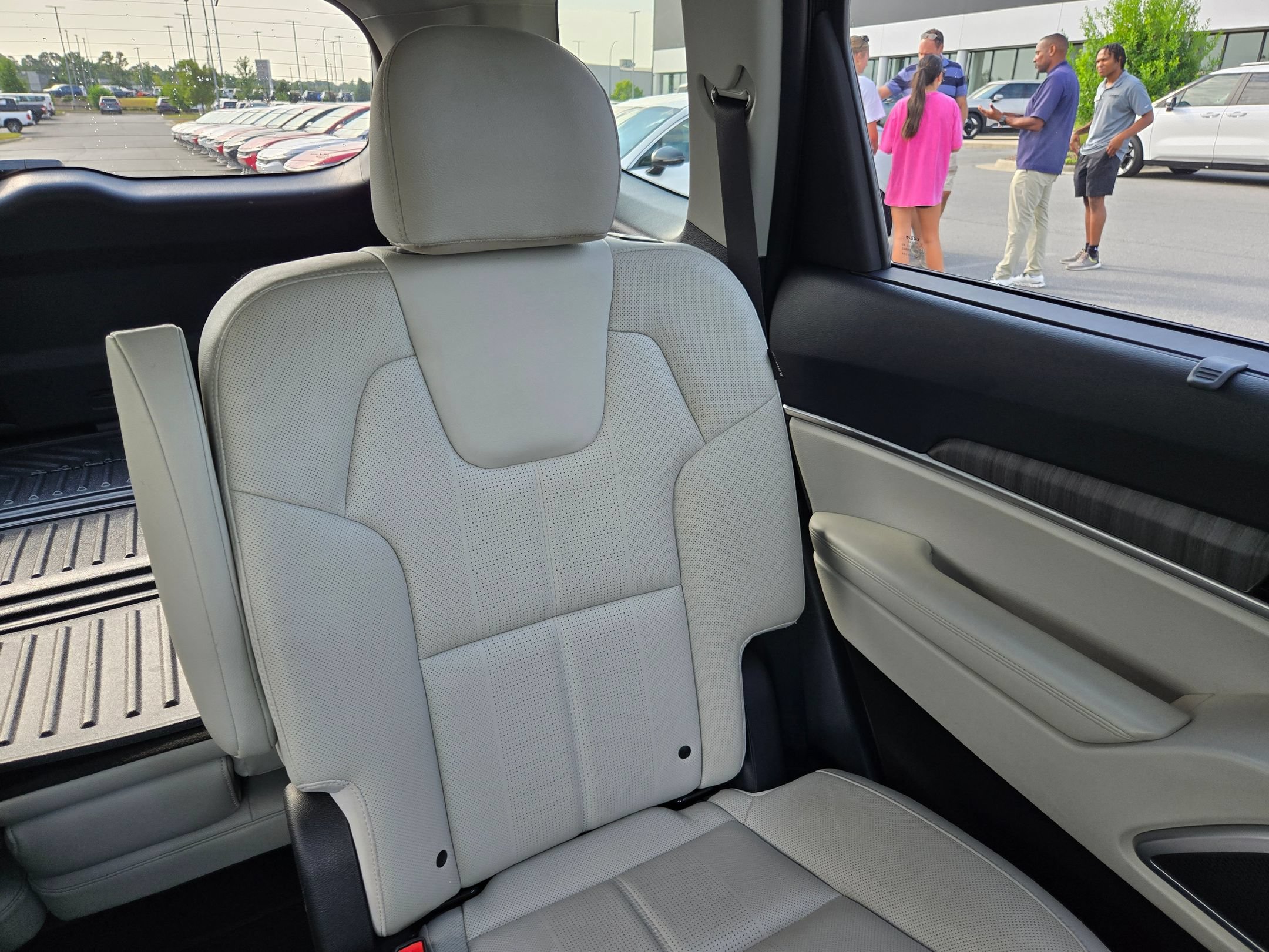 Used 2025 Kia Telluride EX w/ EX Captain's Chair Package FWD image 14