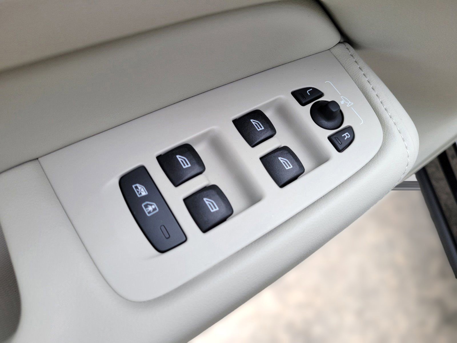 New 2024 Volvo XC60 B5 Ultimate w/ Protection Package Premier AWD/4WD image 13