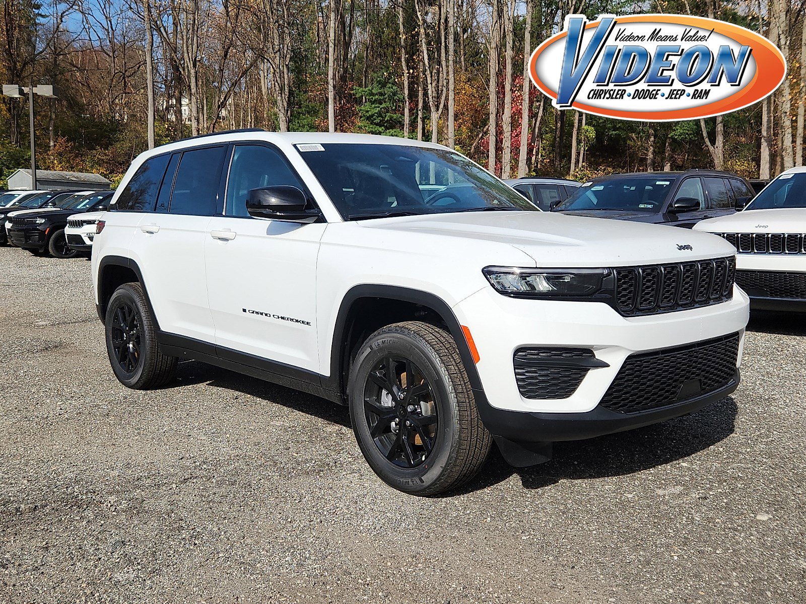 New 2025 Jeep Grand Cherokee Altitude image 1