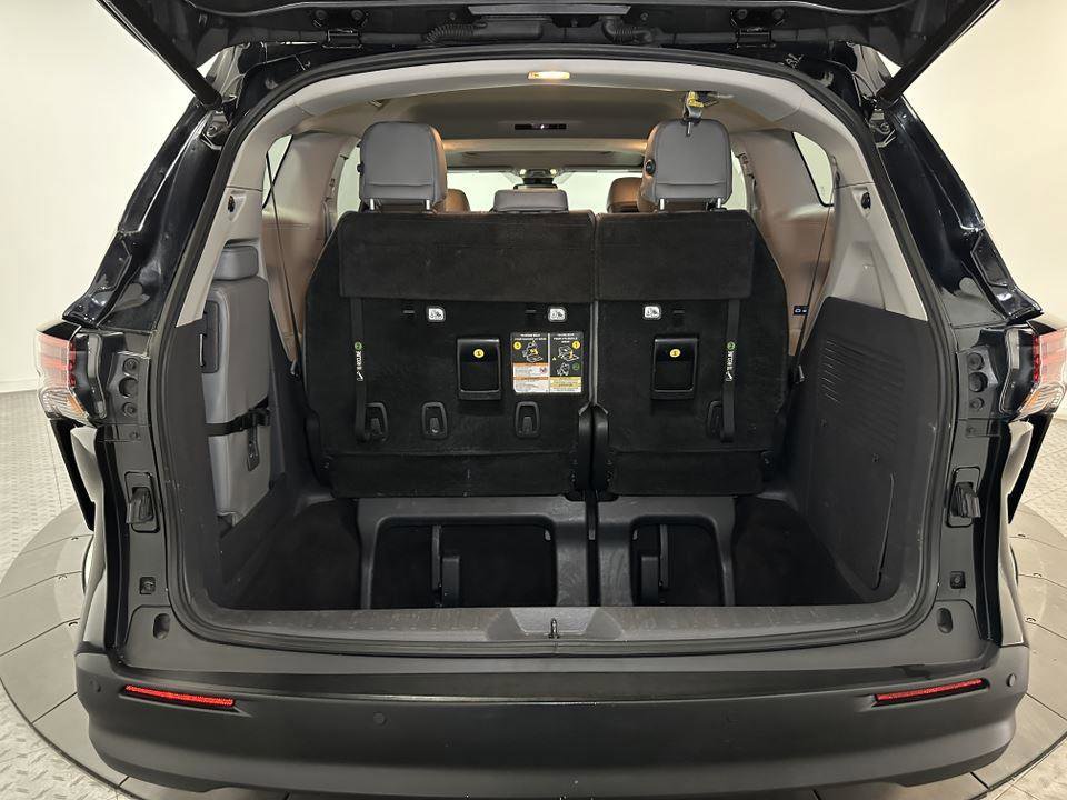 Certified 2021 Toyota Sienna XLE image 32