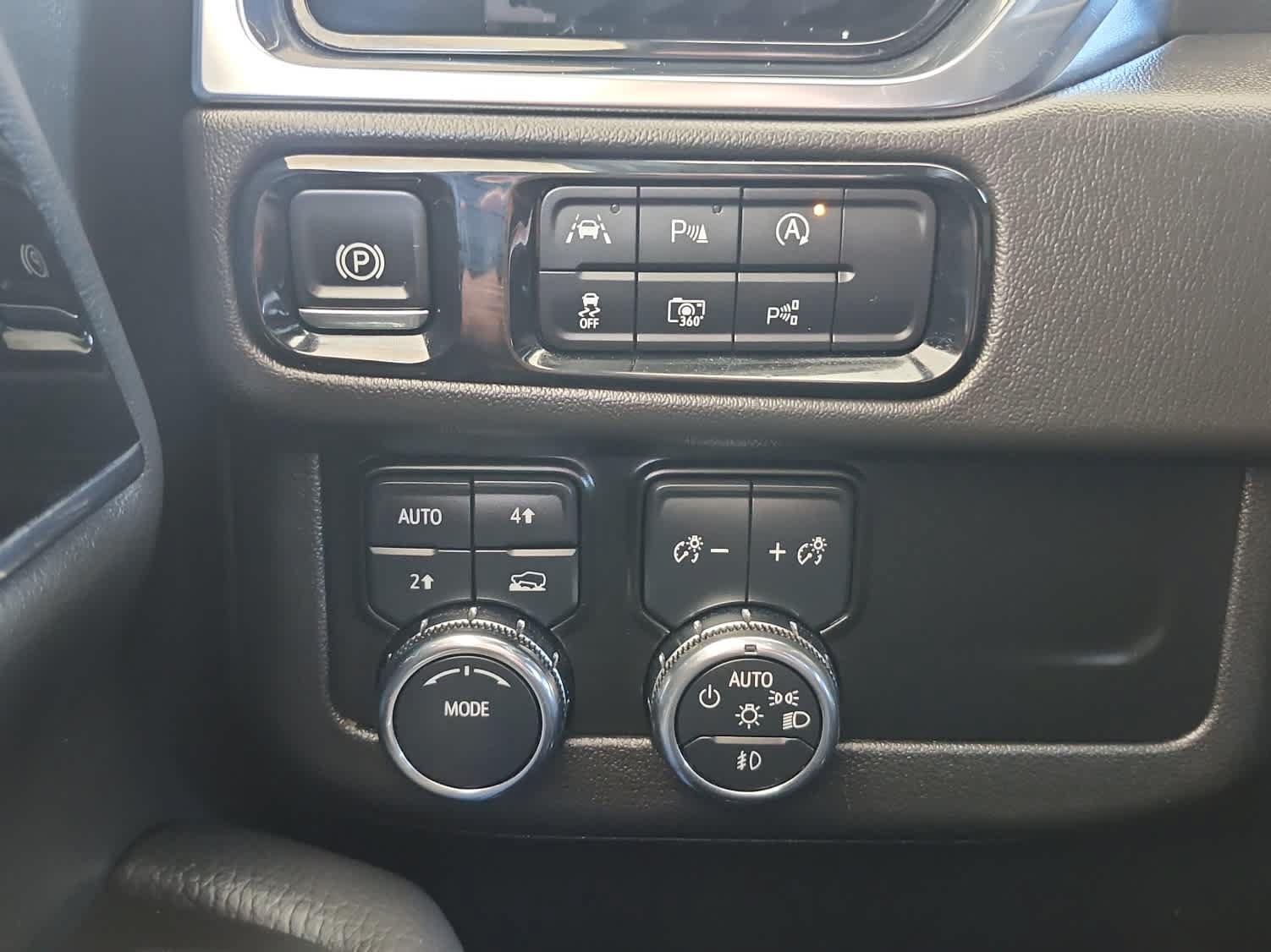 Used 2025 GMC Yukon XL Denali AWD/4WD image 23