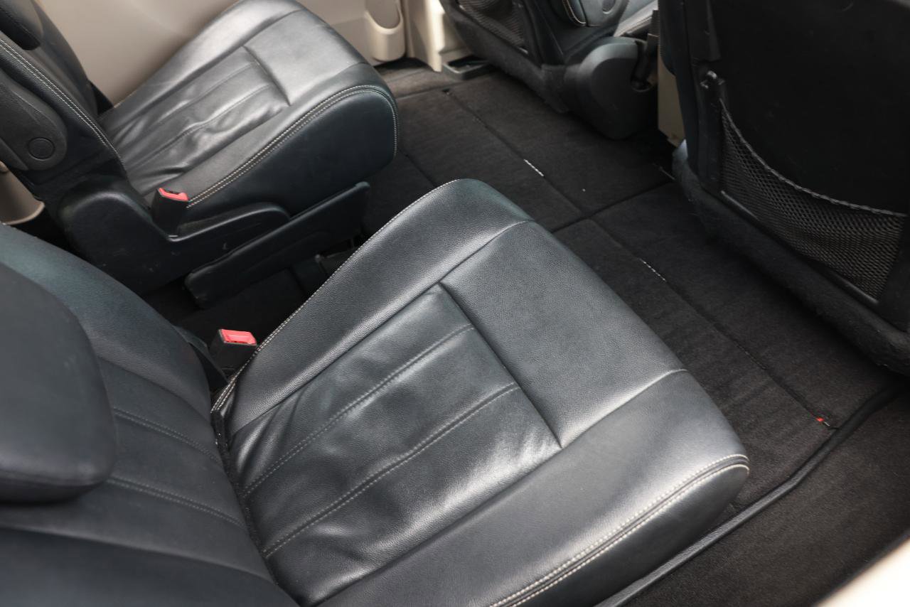 Used 2016 Chrysler Town & Country Touring FWD image 12