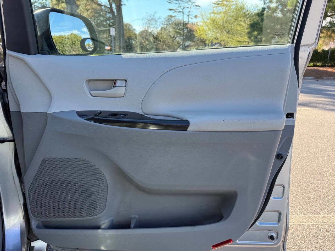 Used 2011 Toyota Sienna LE image 25