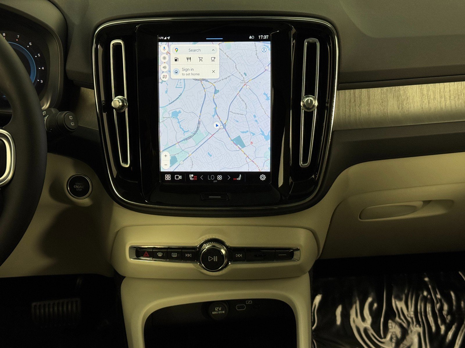 Used 2023 Volvo XC40 B5 Ultimate image 24