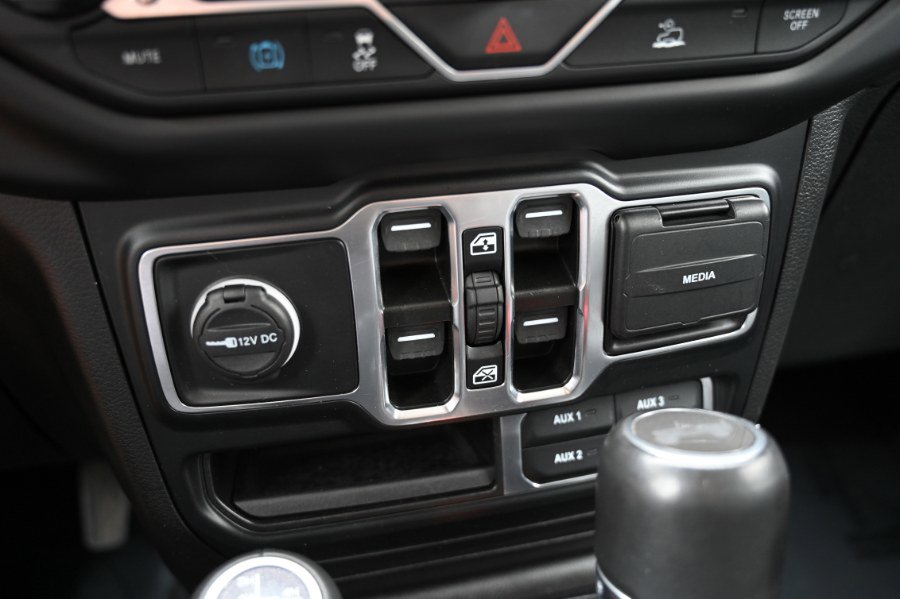 Used 2023 Jeep Wrangler Sahara image 34