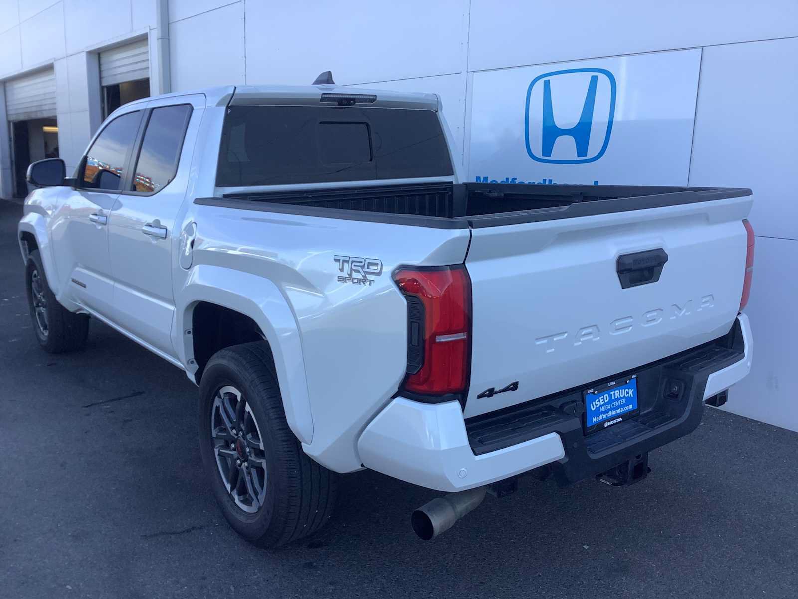 Used 2024 Toyota Tacoma TRD Sport w/ TRD Sport Premium Package AWD/4WD image 4