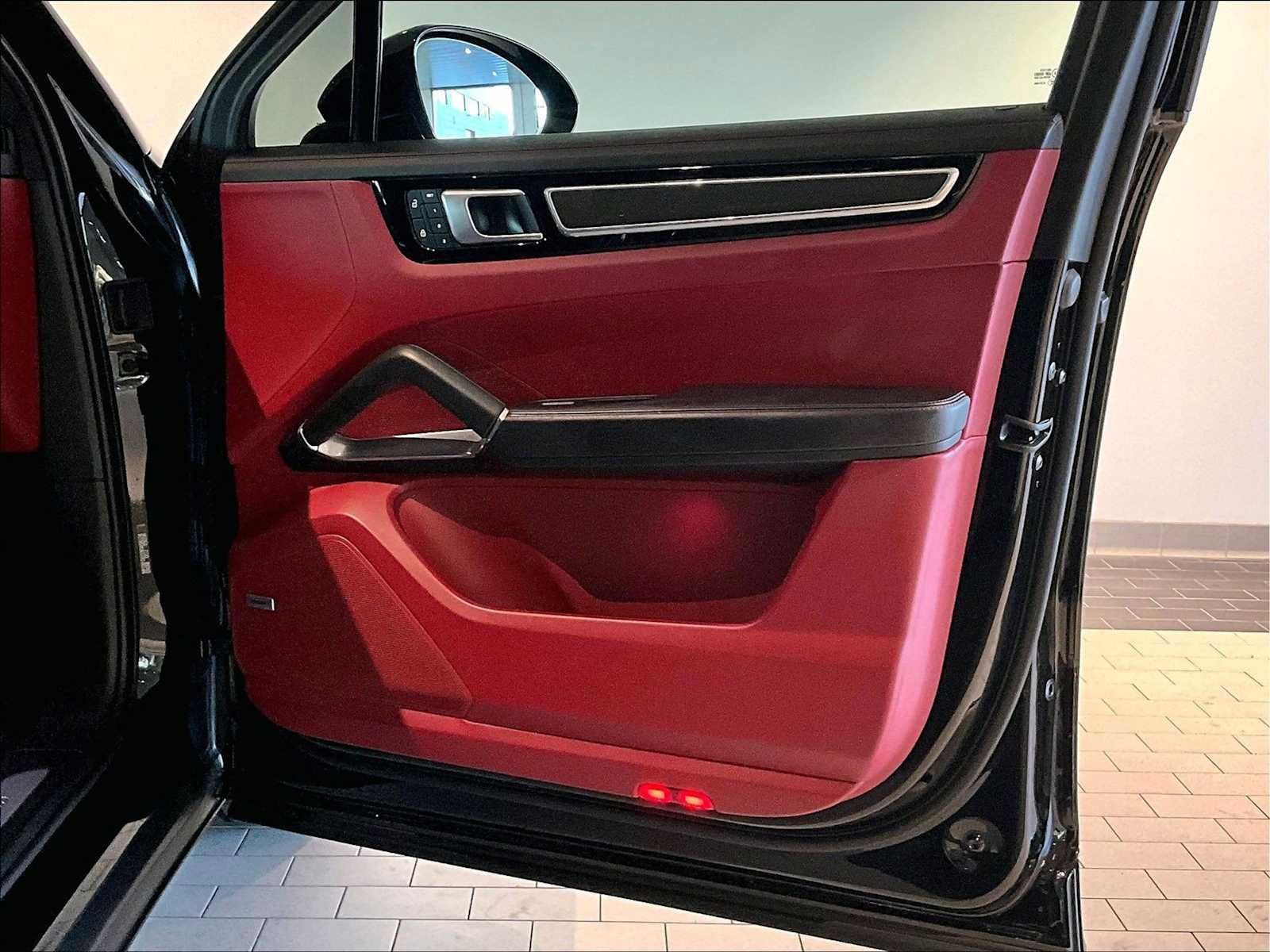 Used 2022 Porsche Cayenne Turbo w/ Premium Package Plus (PI3) image 27