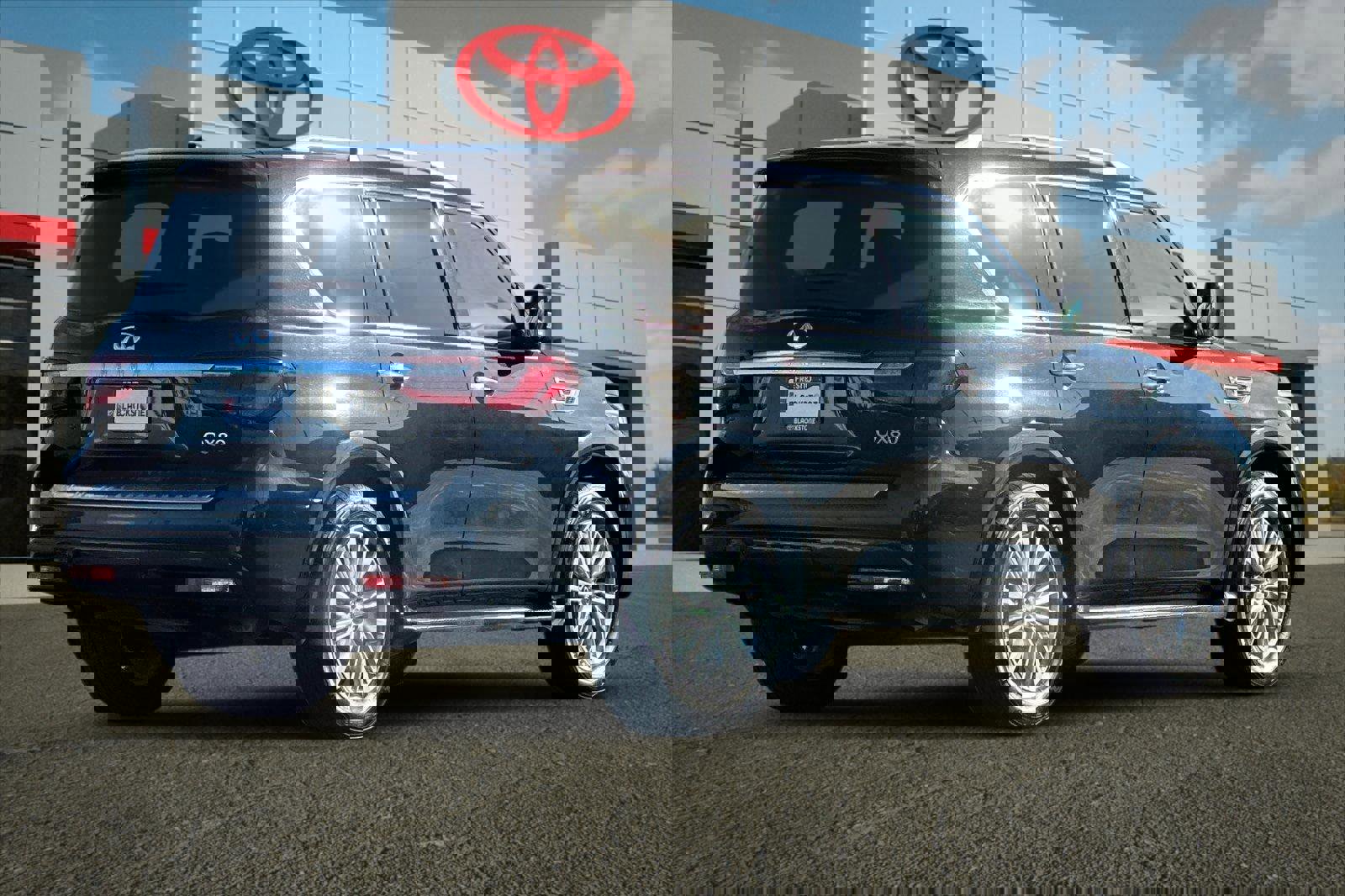 Used 2023 INFINITI QX80 Luxe w/ Cargo Package image 3