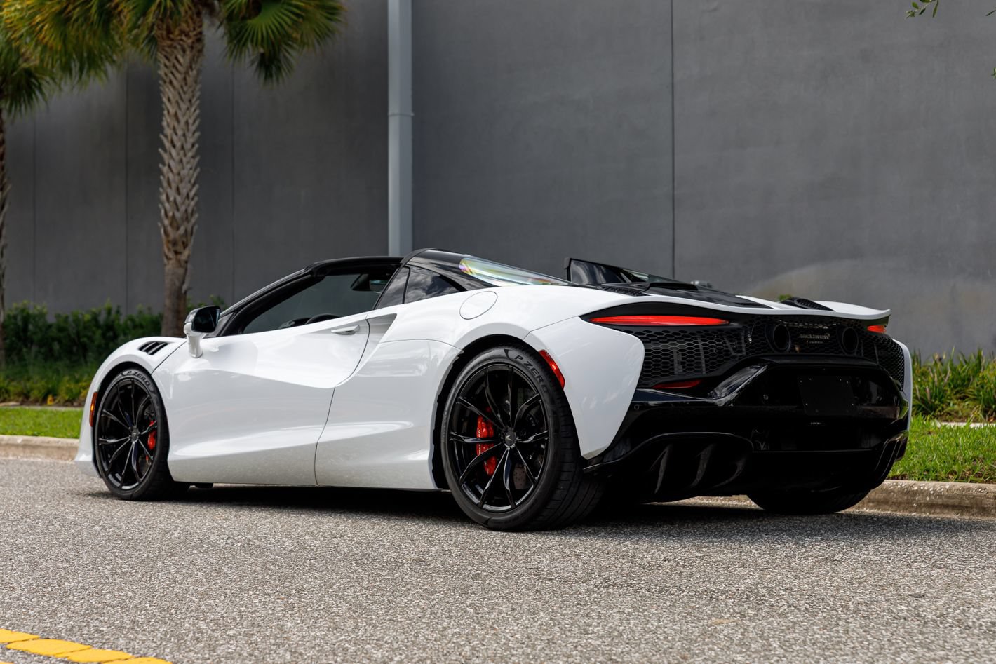 Used 2025 McLaren Artura Spider RWD image 27