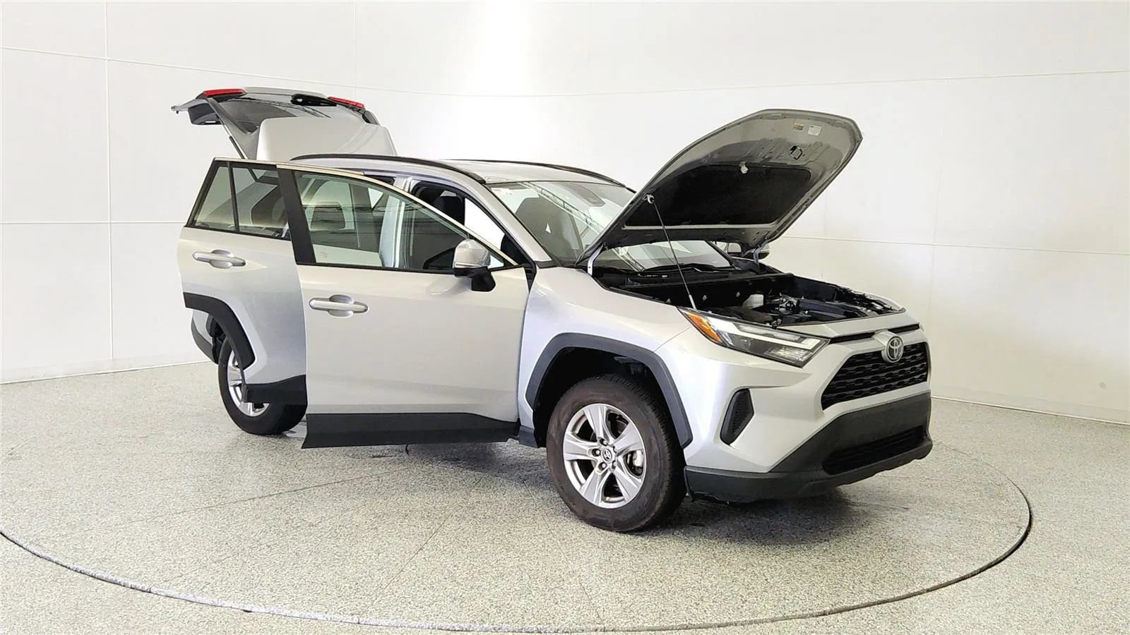 Used 2024 Toyota RAV4 XLE FWD image 10
