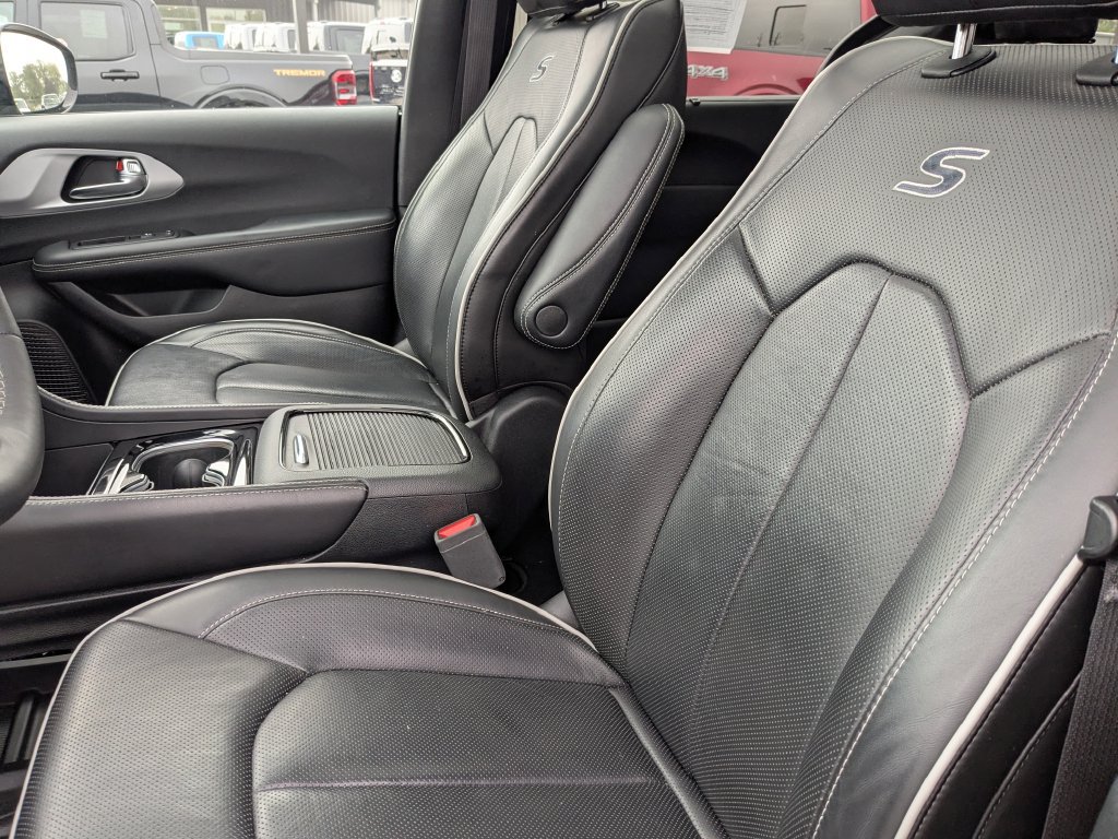 Used 2025 Chrysler Pacifica Limited FWD image 19