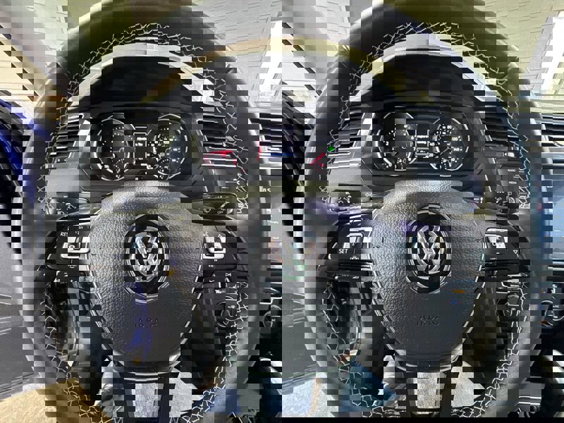 Used 2021 Volkswagen Tiguan SE w/ Panoramic Sunroof Package AWD/4WD image 26