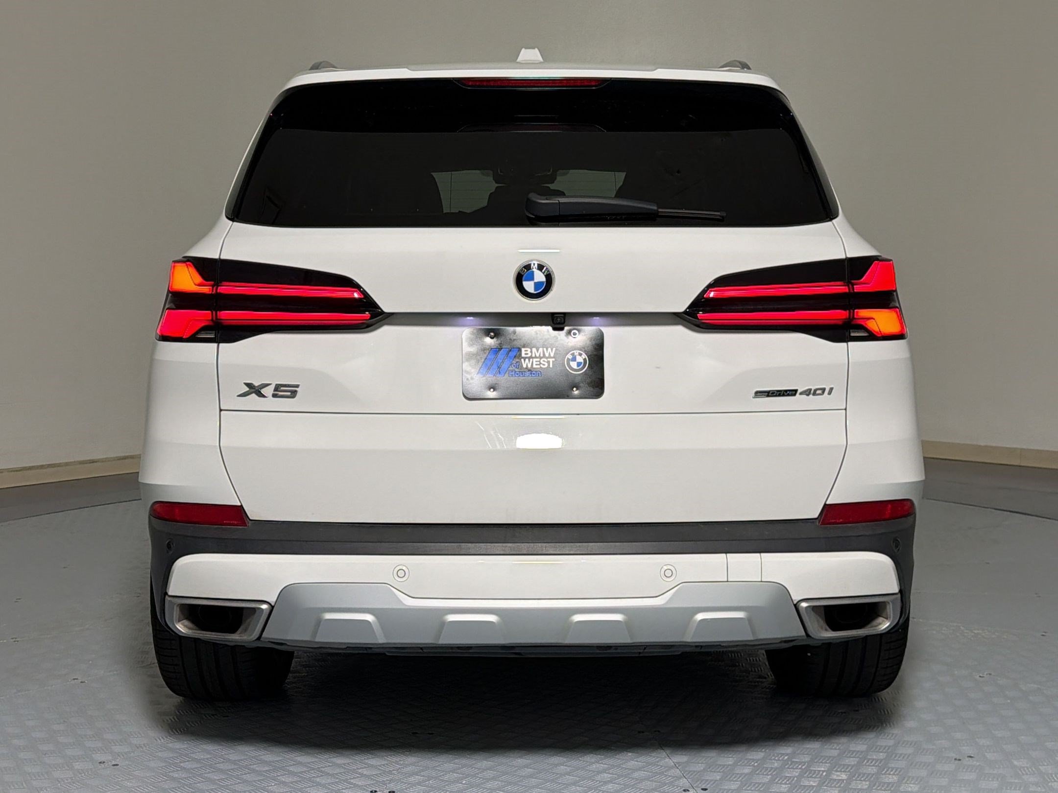 Used 2024 BMW X5 sDrive40i w/ Parking Assistance Package RWD image 4