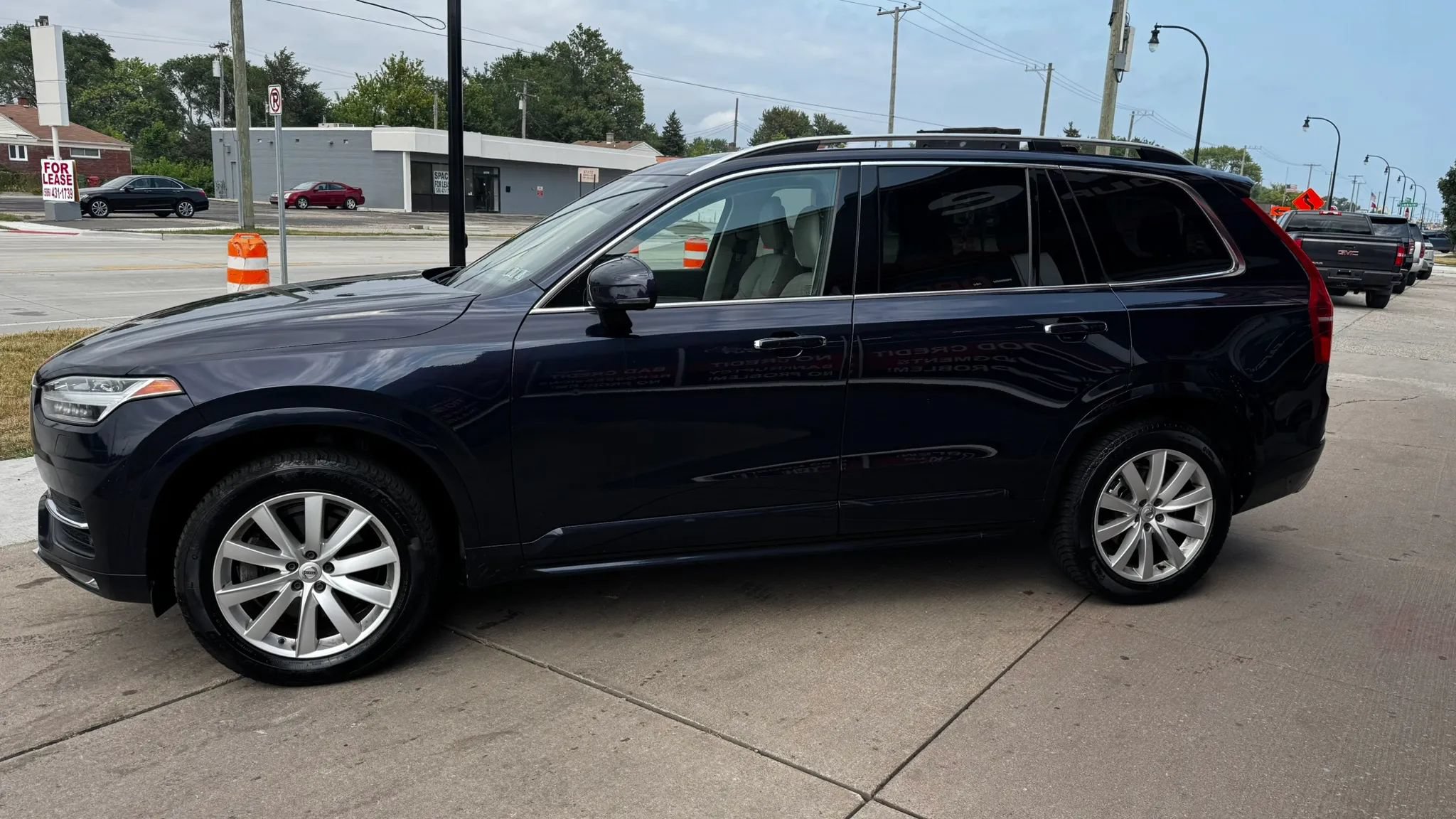 Used 2016 Volvo XC90 T6 Momentum w/ Momentum Plus Package AWD/4WD image 5