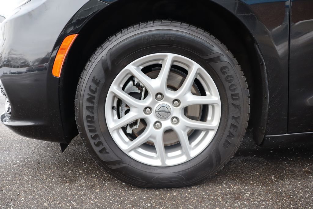 Used 2021 Chrysler Pacifica Touring-L w/ Uconnect Theater Family Group image 28