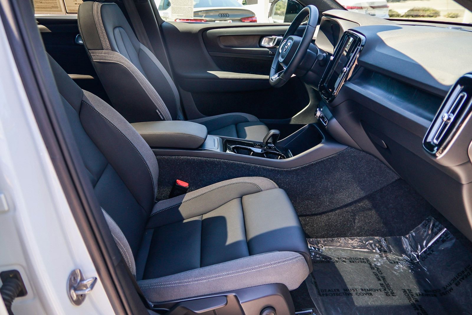 Used 2023 Volvo C40 Recharge Core w/ Protection Package Premier image 19