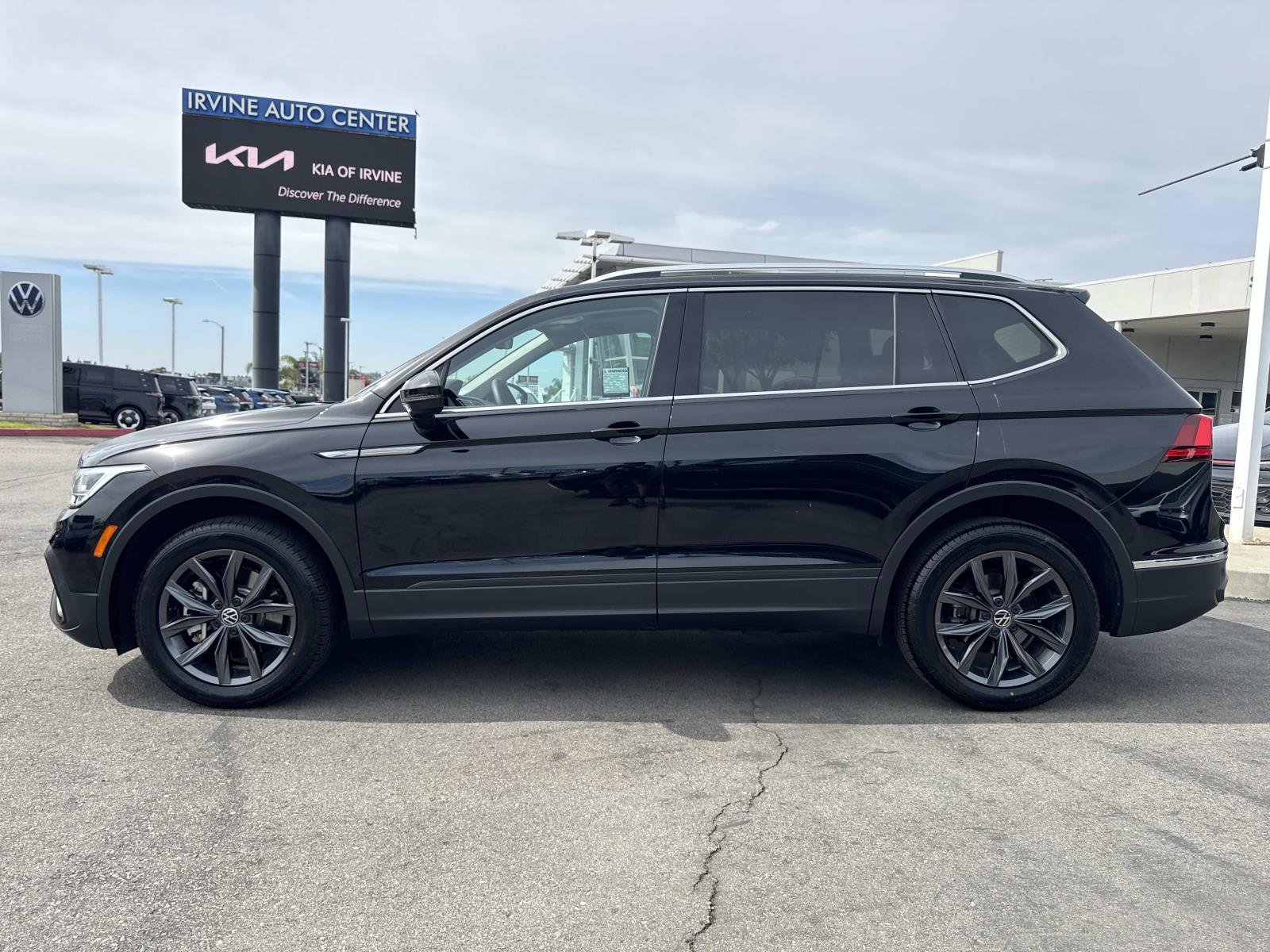 Certified 2023 Volkswagen Tiguan SE w/ Panoramic Sunroof Package image 2