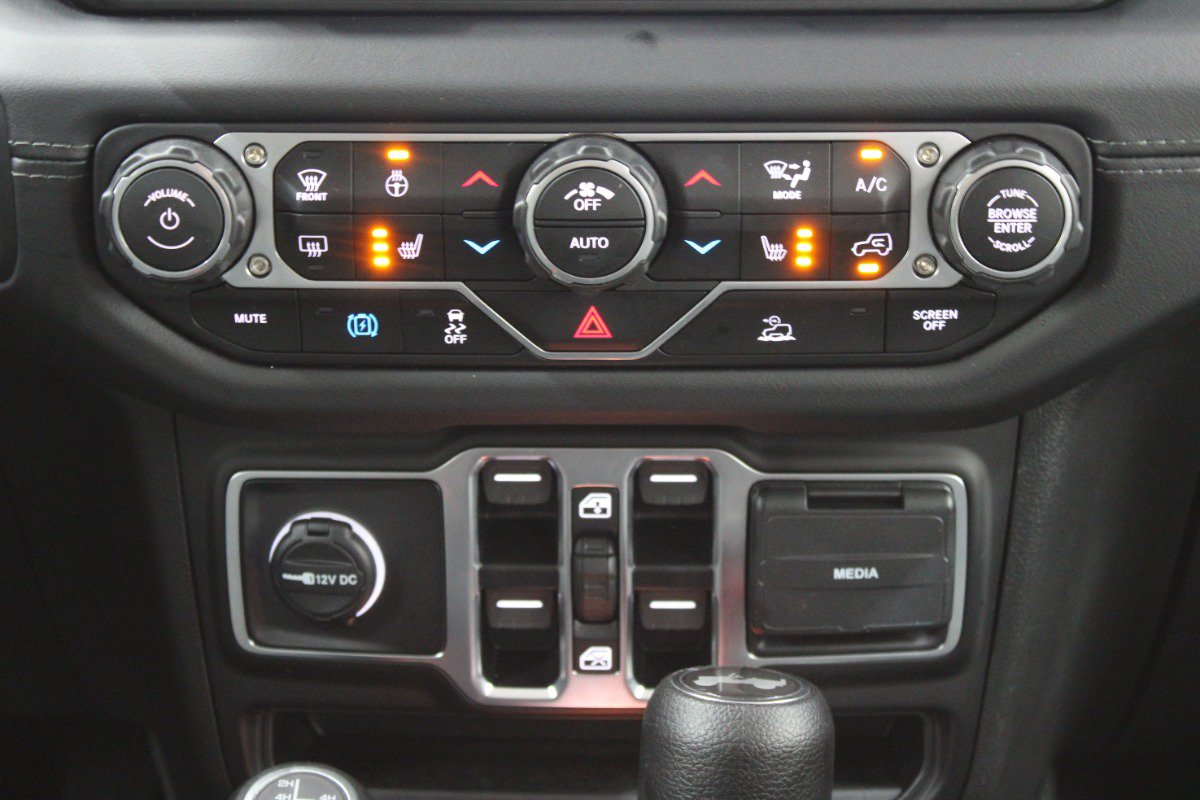 Used 2025 Jeep Wrangler Unlimited Sahara AWD/4WD image 24