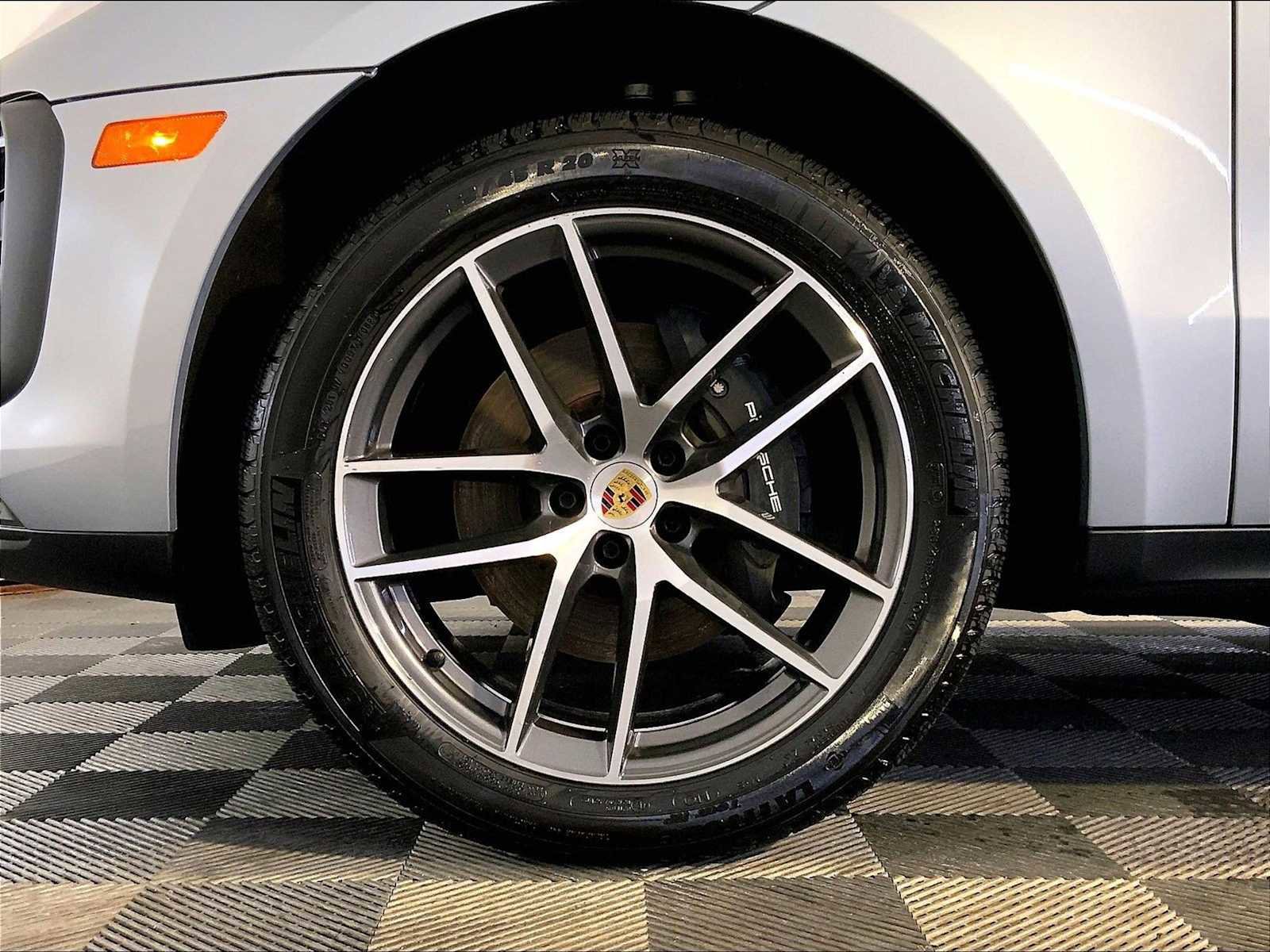 Certified 2025 Porsche Macan AWD/4WD image 11