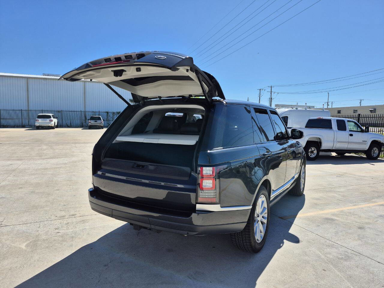 Used 2017 Land Rover Range Rover HSE image 12