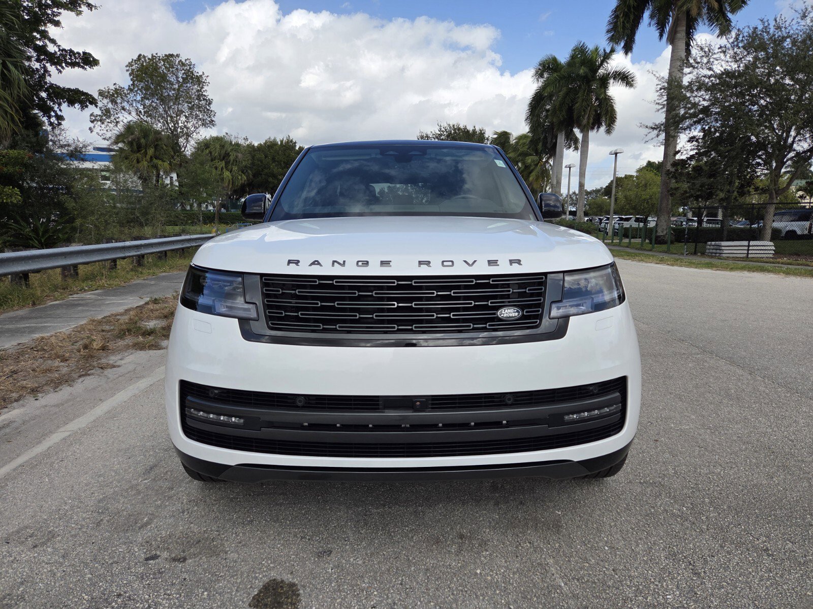 New 2025 Land Rover Range Rover Long Wheelbase SE image 8