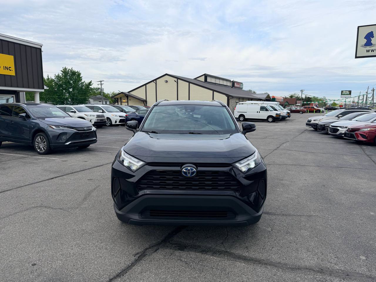 Used 2024 Toyota RAV4 XLE AWD/4WD image 3