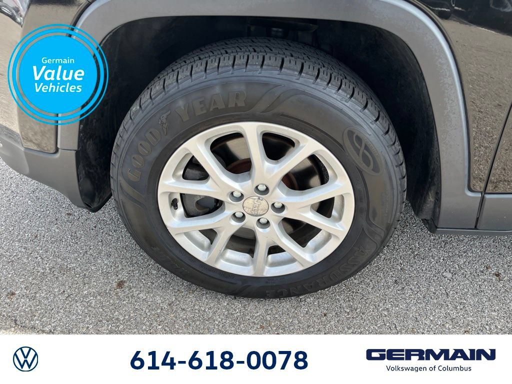 Used 2016 Jeep Cherokee Latitude w/ Cold Weather Group AWD/4WD image 18