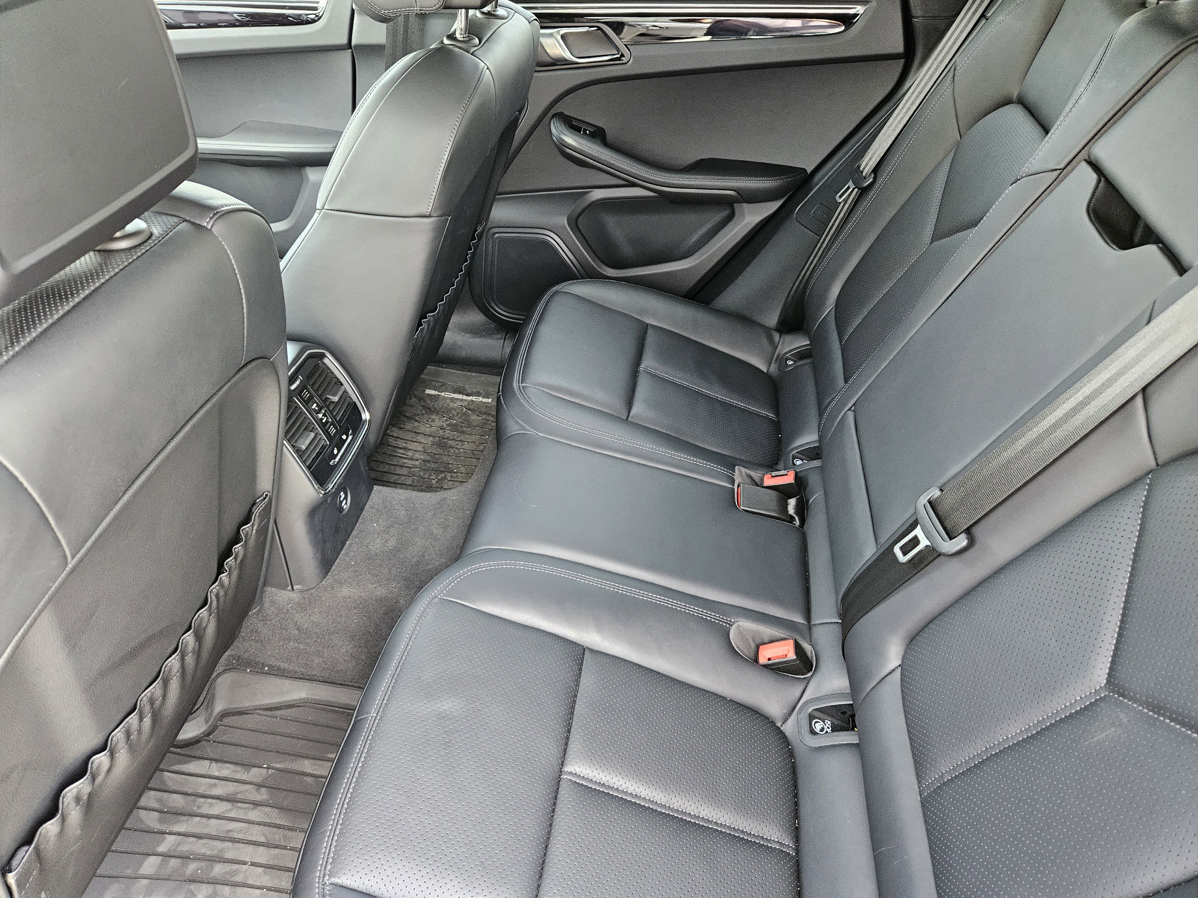 Certified 2025 Porsche Macan image 28