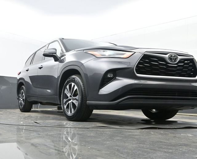 Used 2022 Toyota Highlander XLE image 25
